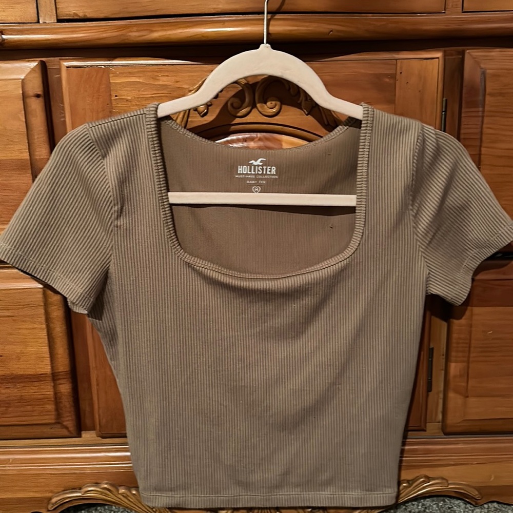 Taupe Hollister baby tee - so cute!